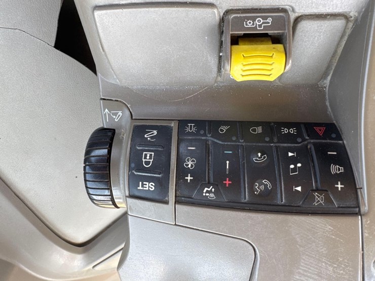 john-deere-8r-310-image-32