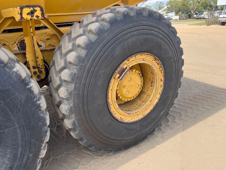 2014-deere-250d-image-19
