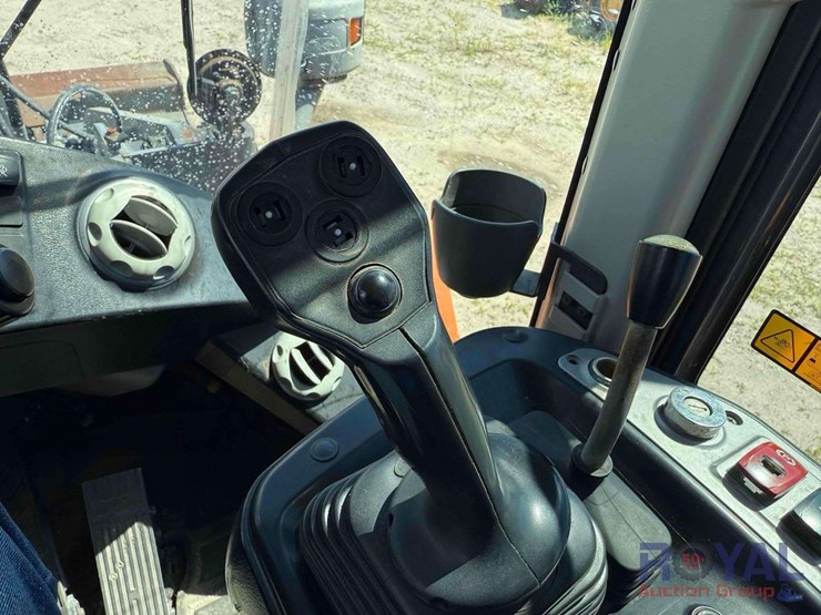 2018-doosan-dl220-5-image-22