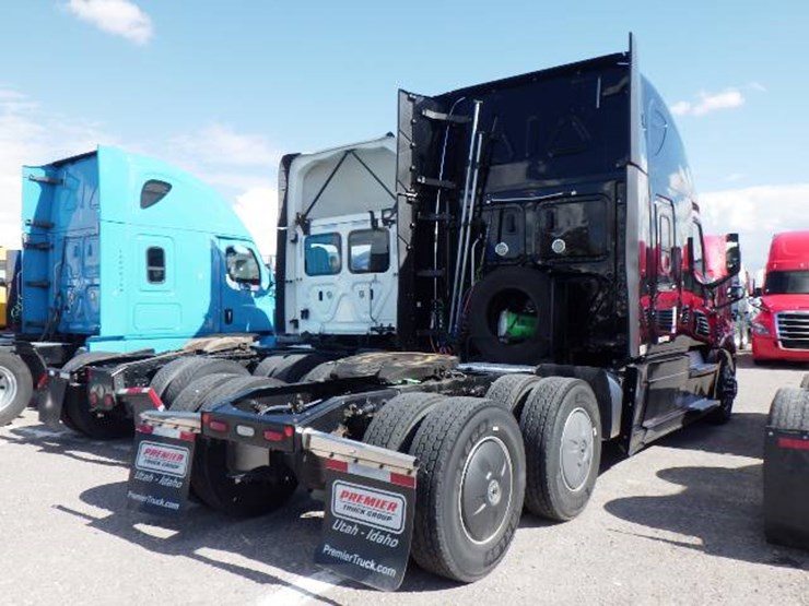 2019-freightliner-cascadia-126-image-7