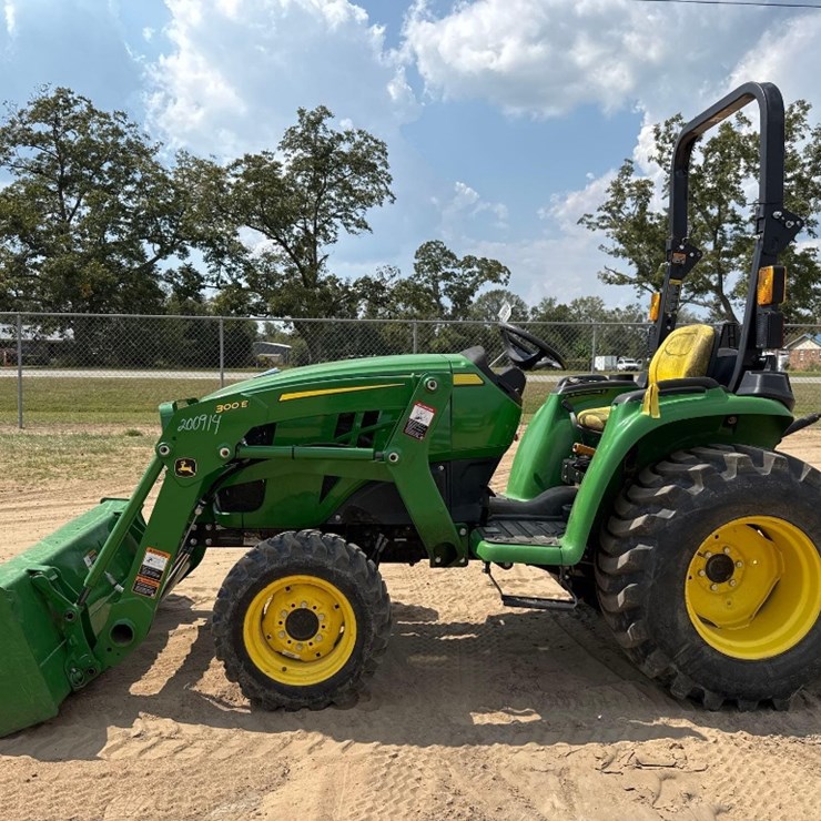JOHN DEERE 3032E