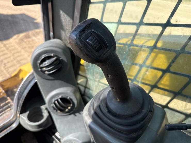 2014-caterpillar-299d-image-32