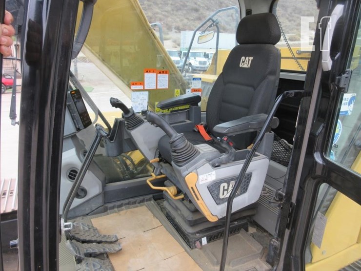 2018-caterpillar-320-image-8