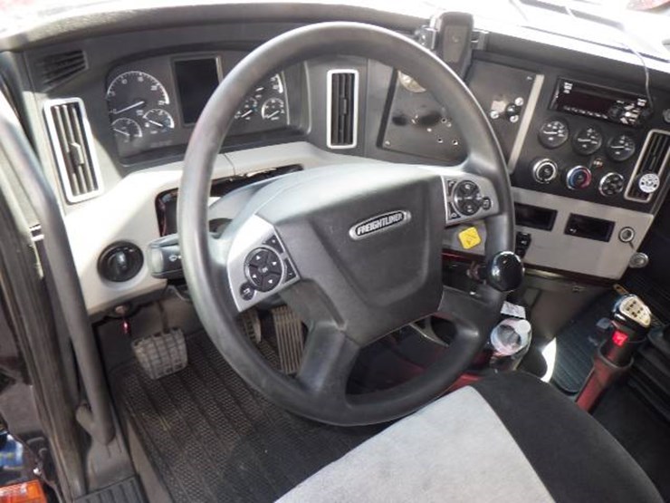 2019-freightliner-cascadia-126-image-12