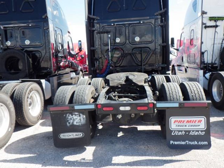 2020-freightliner-cascadia-126-image-7