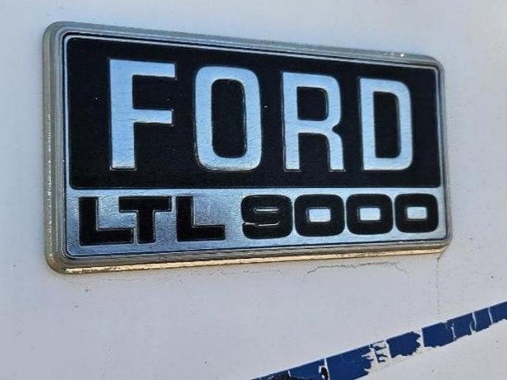 1994-ford-9000-image-24