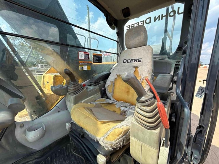 2015-deere-250g-lc-image-29