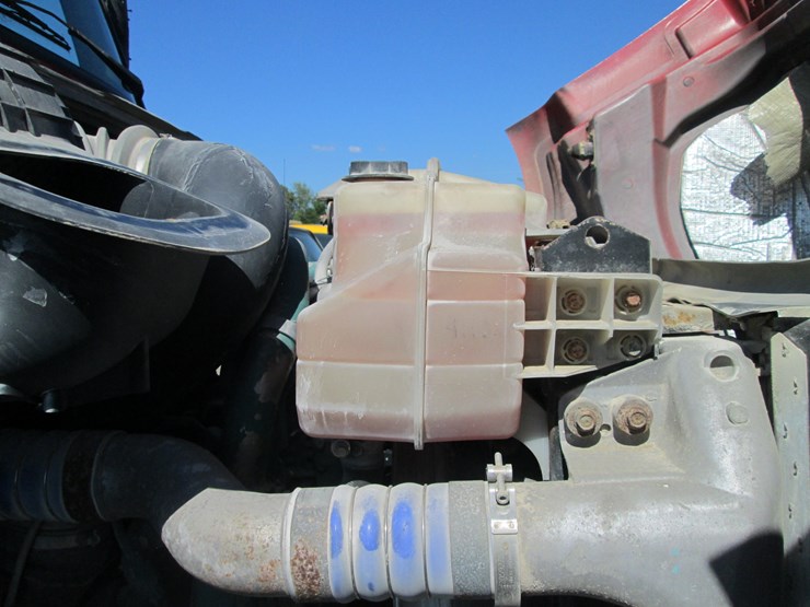 2011-volvo-10-image-25