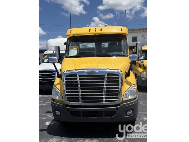 2018-freightliner-cascadia-113-image-2