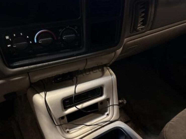 2001-chevrolet-tahoe-image-23