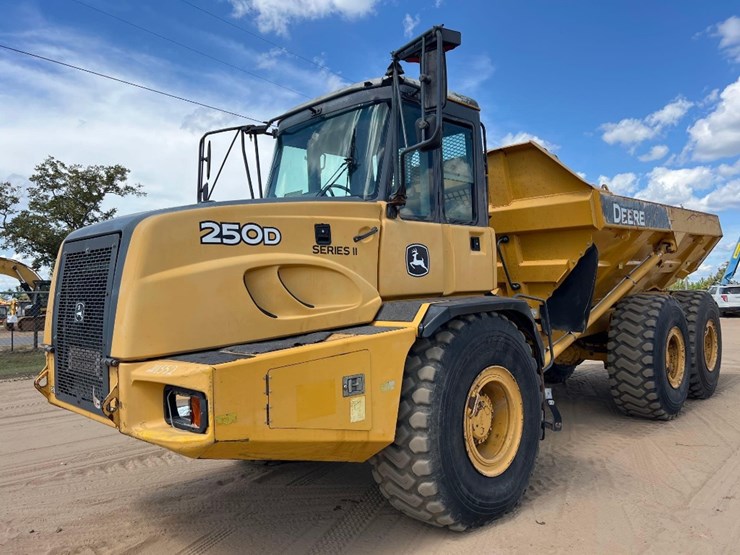 2014-deere-250d-image-8