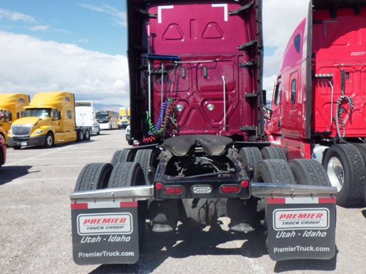 2021-freightliner-cascadia-126-image-7