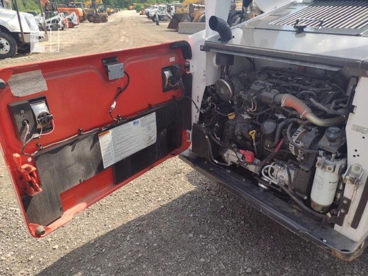 2022-bobcat-s740-image-26