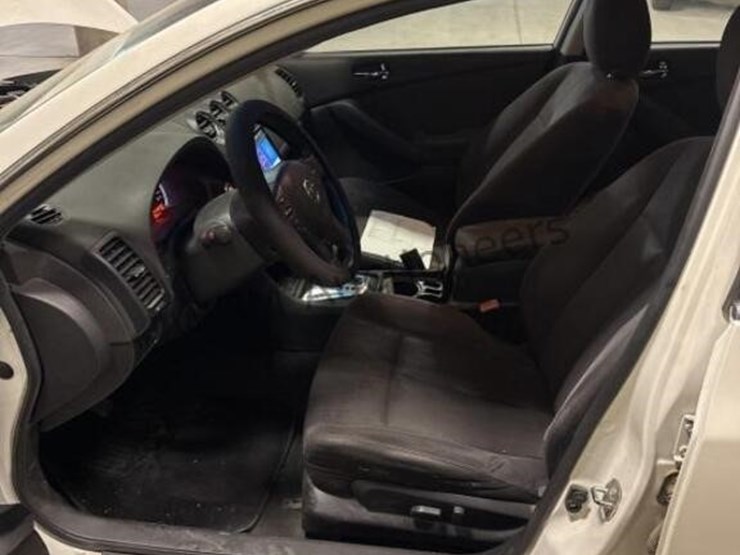 2012-nissan-altima-sdn-image-23