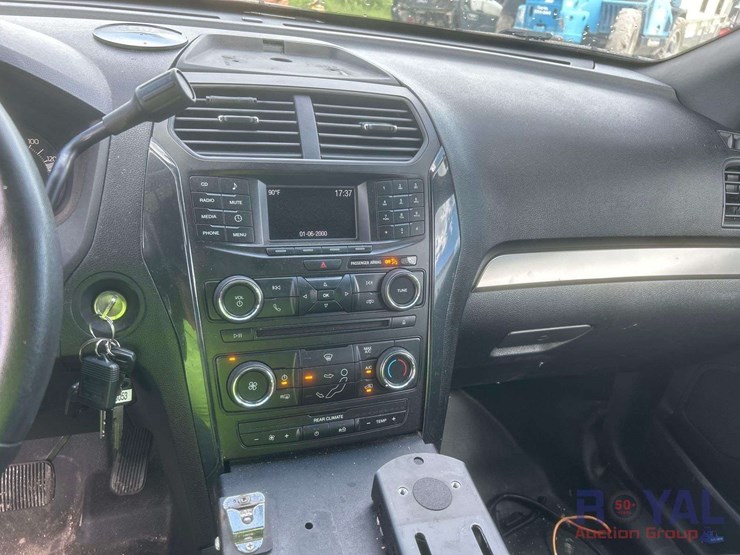 2017-ford-explorer-image-15
