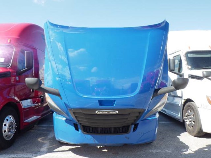 2020-freightliner-cascadia-126-image-18