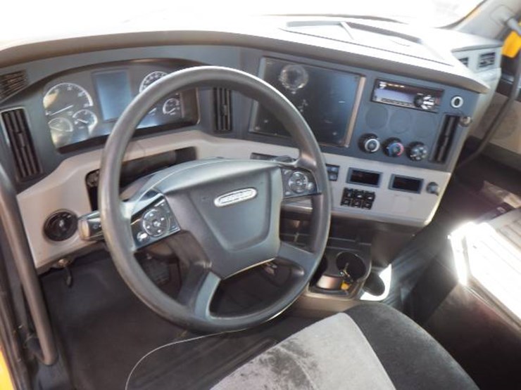 2019-freightliner-cascadia-126-image-10