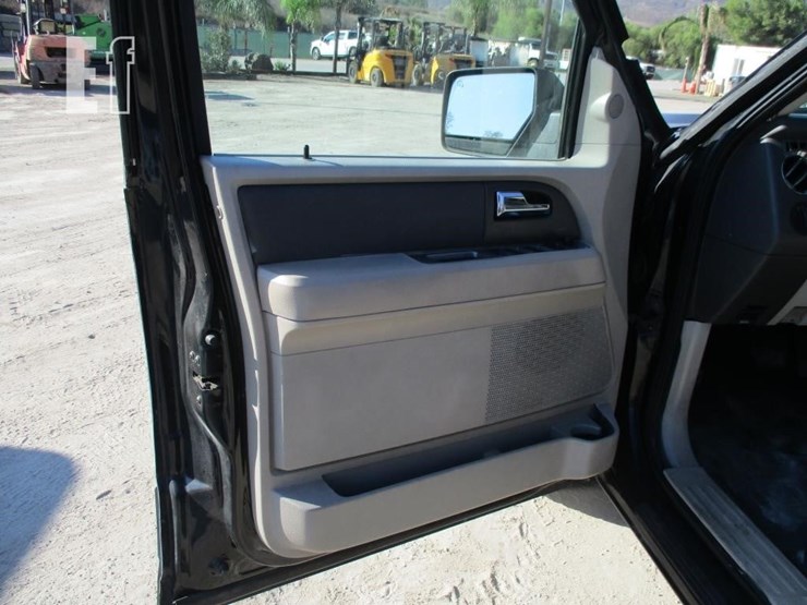 2010-ford-expedition-image-13