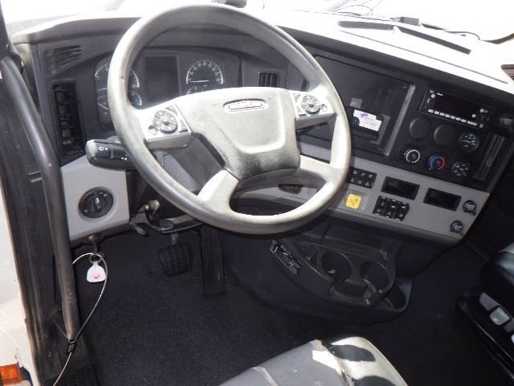 2022-freightliner-cascadia-126-image-10