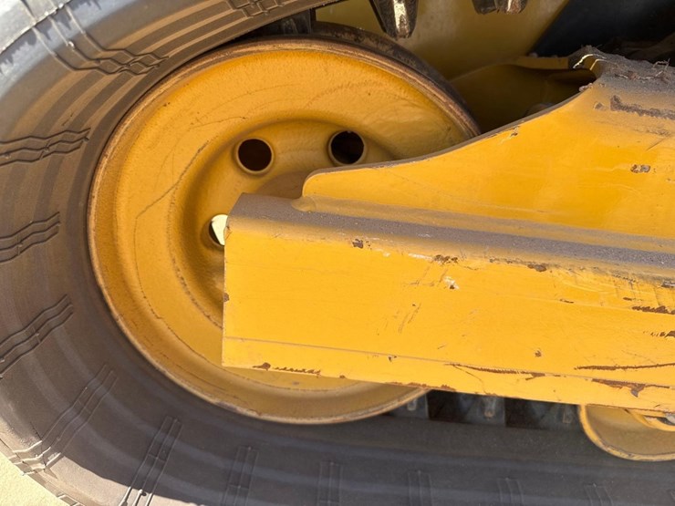 2024-caterpillar-255-skid-steer-image-12