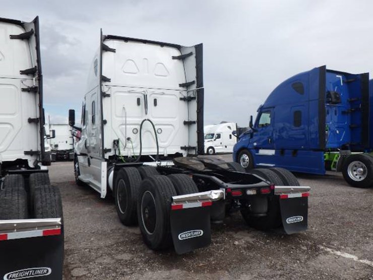 freightliner-cascadia-126-image-10