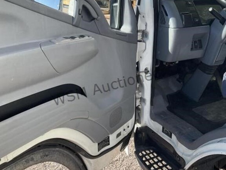 2007-mitsubishi-fuso-box-truck-image-19