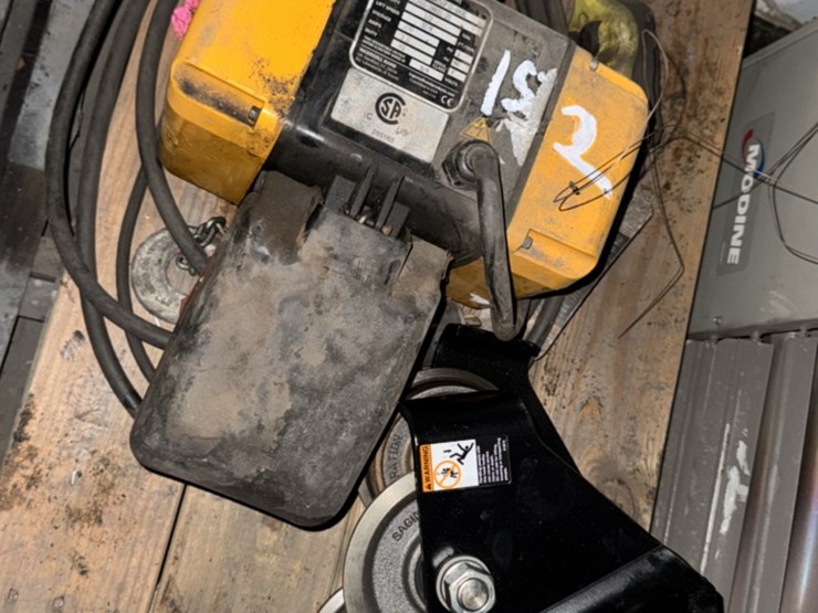 #152-•-1/2-ton-chain-hoist-image-1
