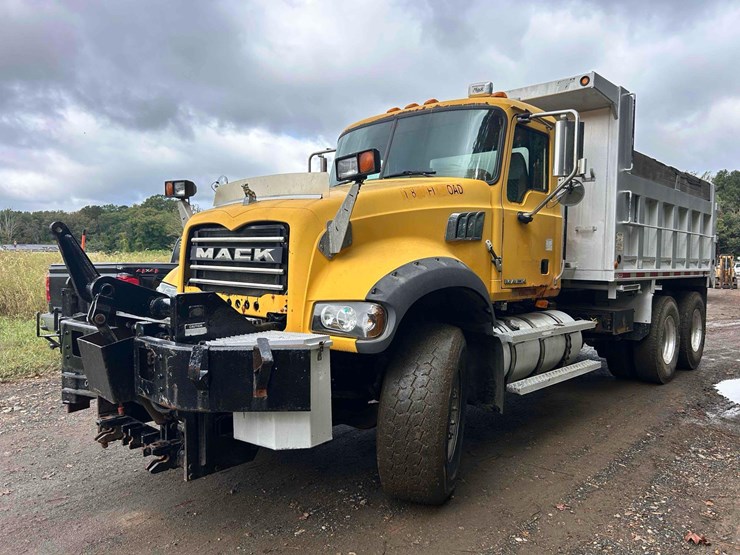 2009-mack-granite-tandem-axle-dump-truck-image-1