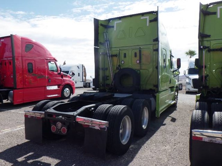 2023-freightliner-cascadia-126-image-9