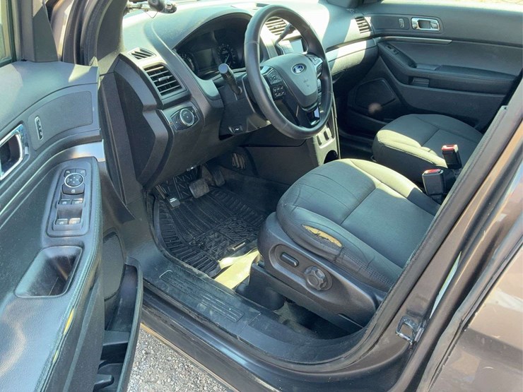 2017-ford-explorer-image-21