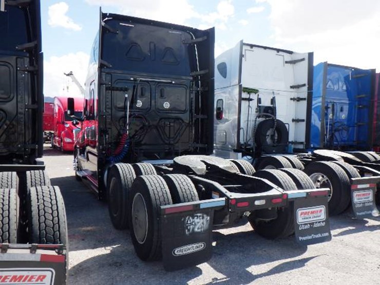 2020-freightliner-cascadia-126-image-9