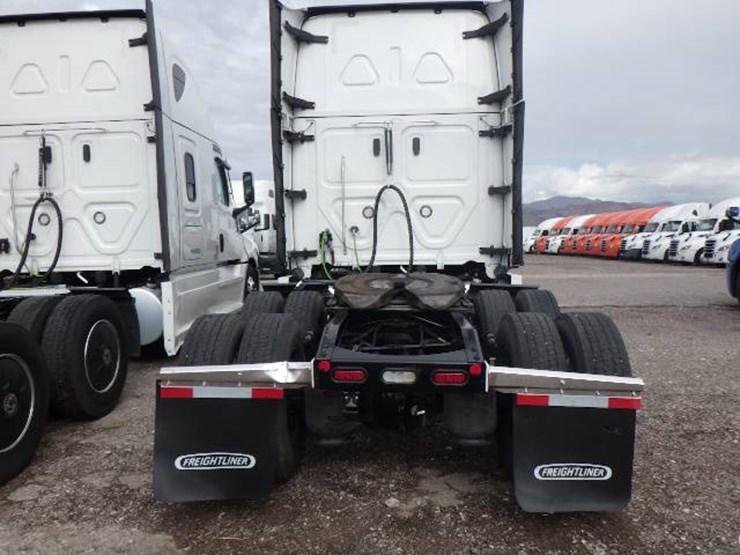 freightliner-cascadia-126-image-8