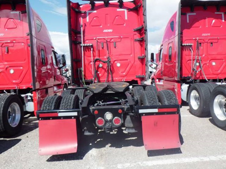 2021-freightliner-cascadia-126-image-7
