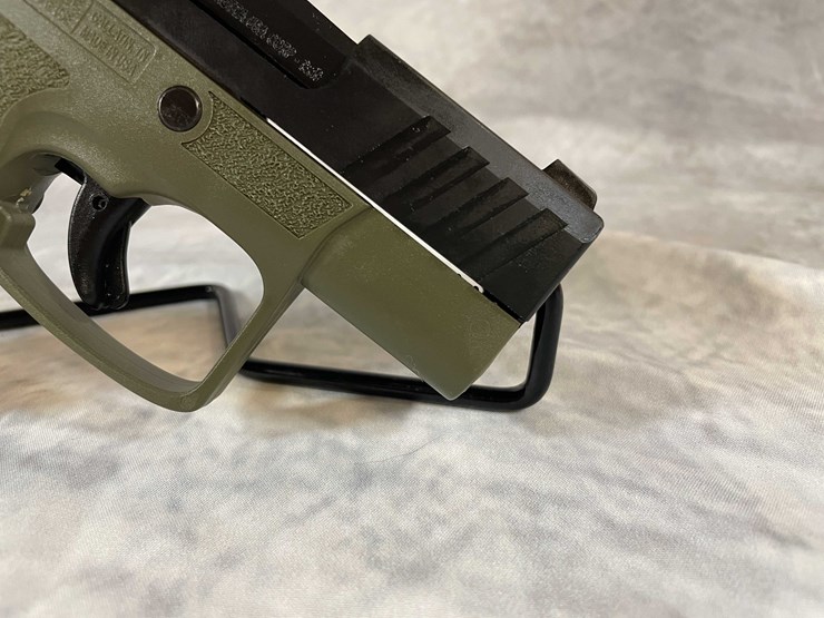 #4789-•-beretta-apx-a1-carry-9mm-luger-pistol,-sn:-axc150909-image-17