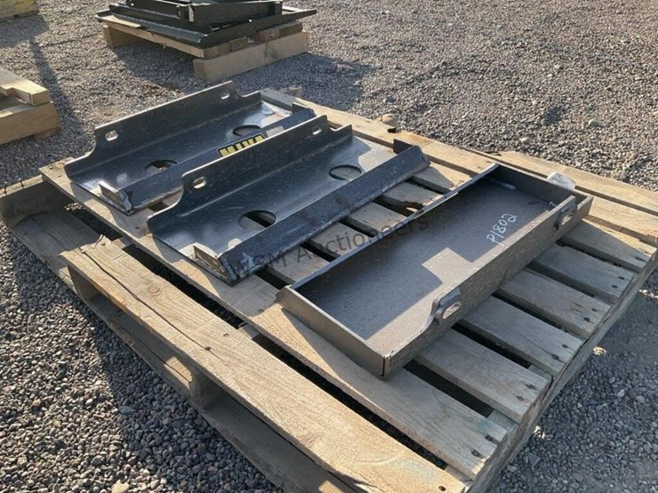 (3)-stand-up-skid-steer-mounting-plates-image-1