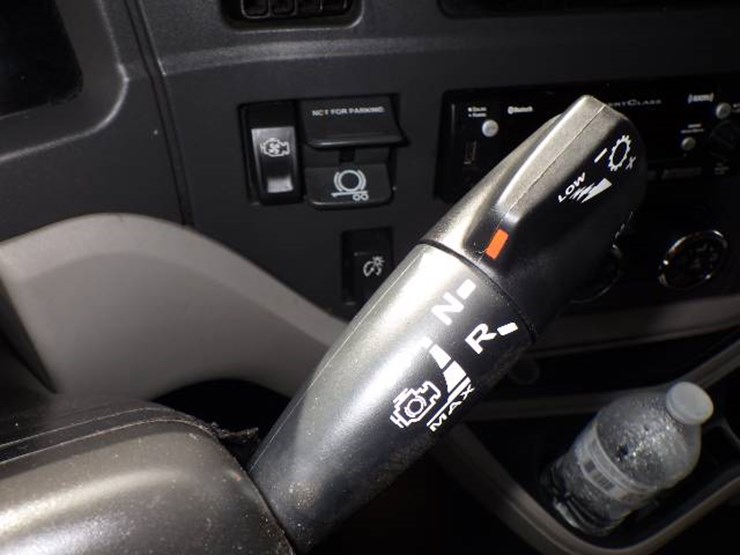 2023-peterbilt-579-image-11