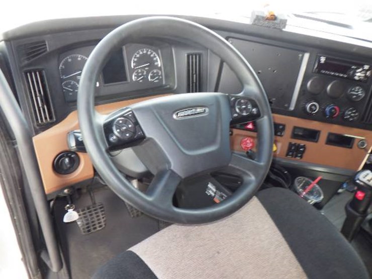 2020-freightliner-cascadia-126-image-10