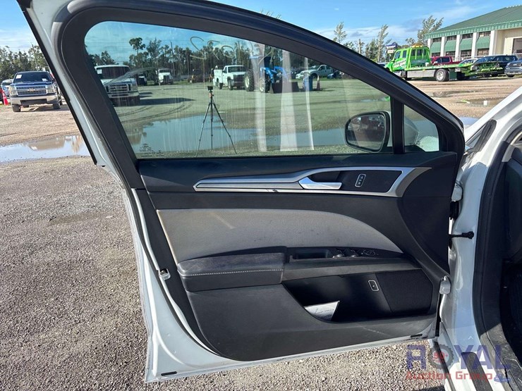 2017-ford-fusion-hybrid-sedan-image-9