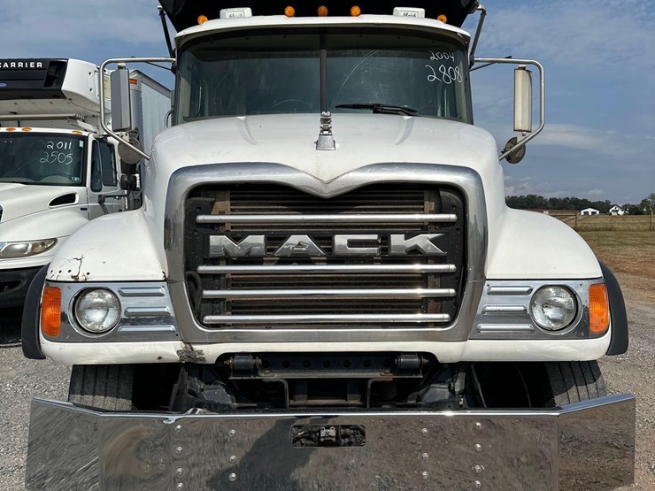 2004-mack-granite-tri-axle-dump-image-2