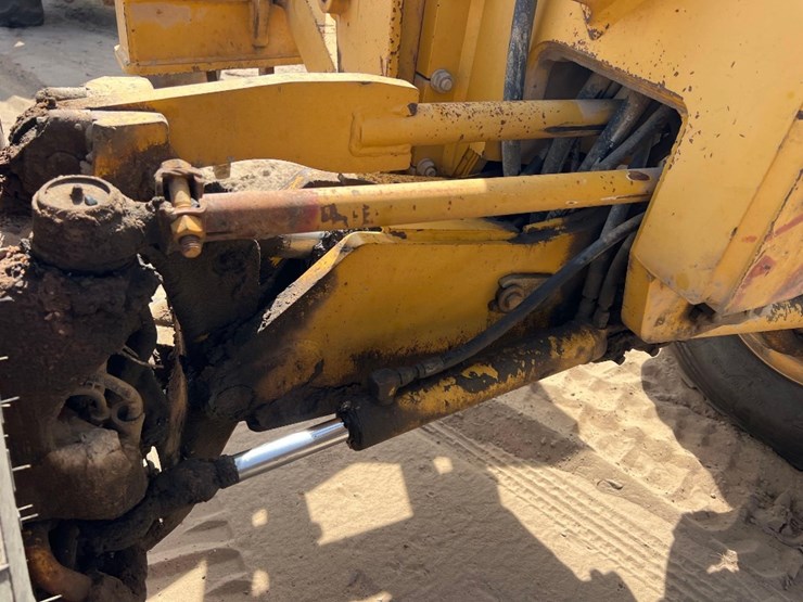 2008-deere-672d-image-12