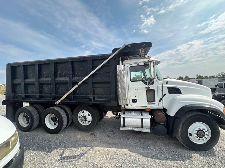 2004-mack-granite-tri-axle-dump-image-5
