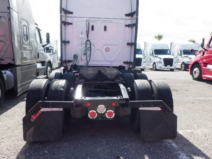 2022-freightliner-cascadia-126-image-5
