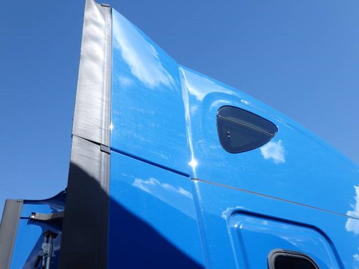 2020-freightliner-cascadia-126-image-6