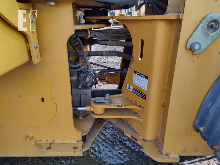 2013-deere-624k-image-28