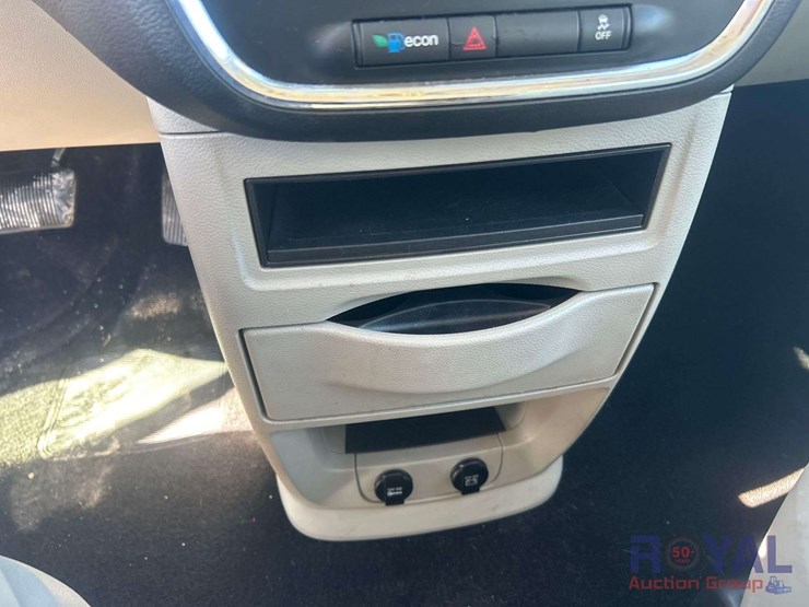 2015-dodge-grand-caravan-image-13