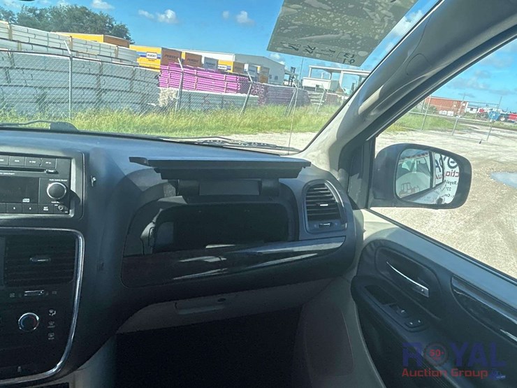2015-dodge-grand-caravan-image-14