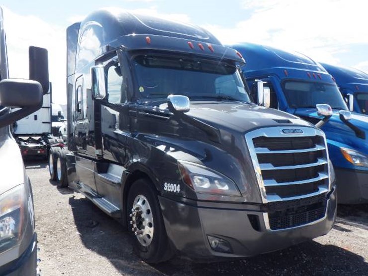 2021-freightliner-cascadia-126-image-3