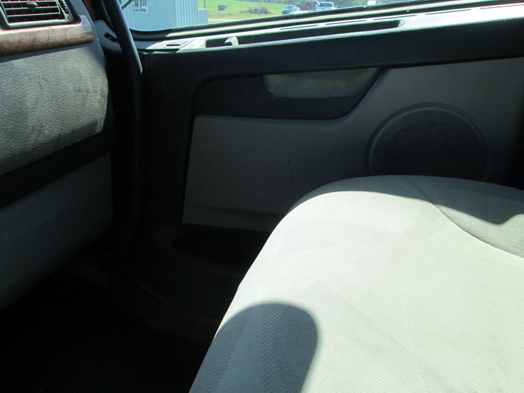 2011-volvo-10-image-39