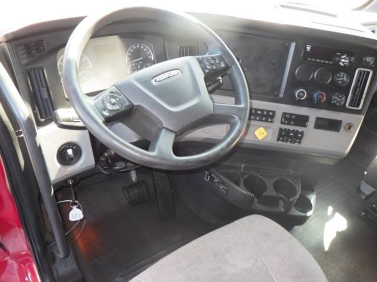 2020-freightliner-cascadia-126-image-11