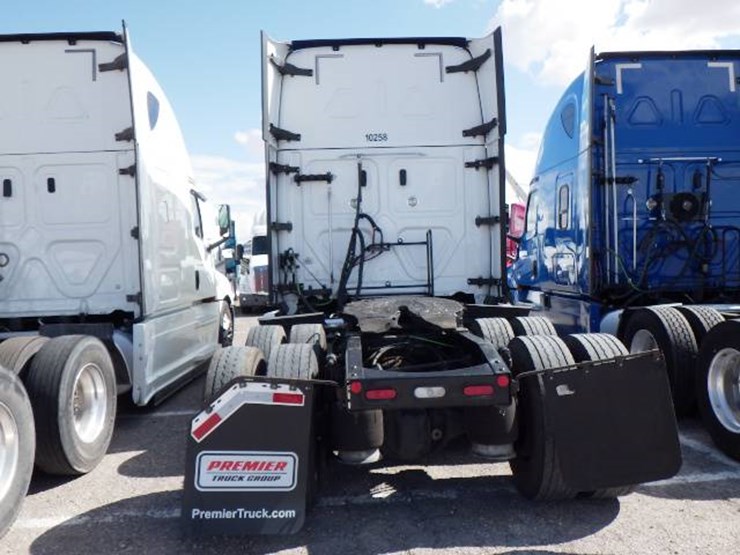 2020-freightliner-cascadia-126-image-7